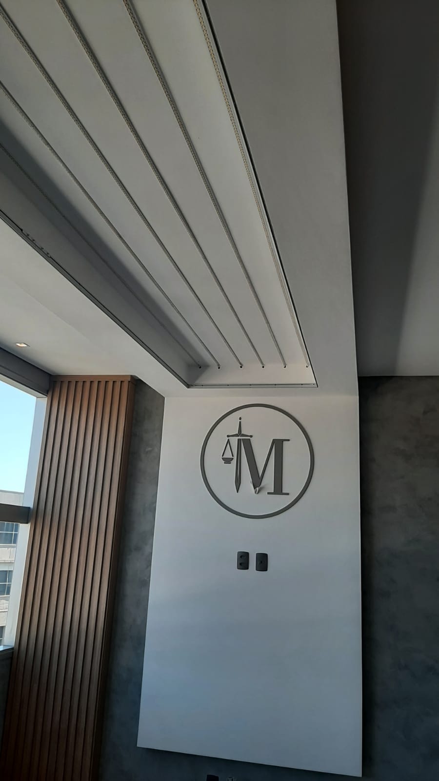 Obra do escritório antes da instalação da tela tensionada