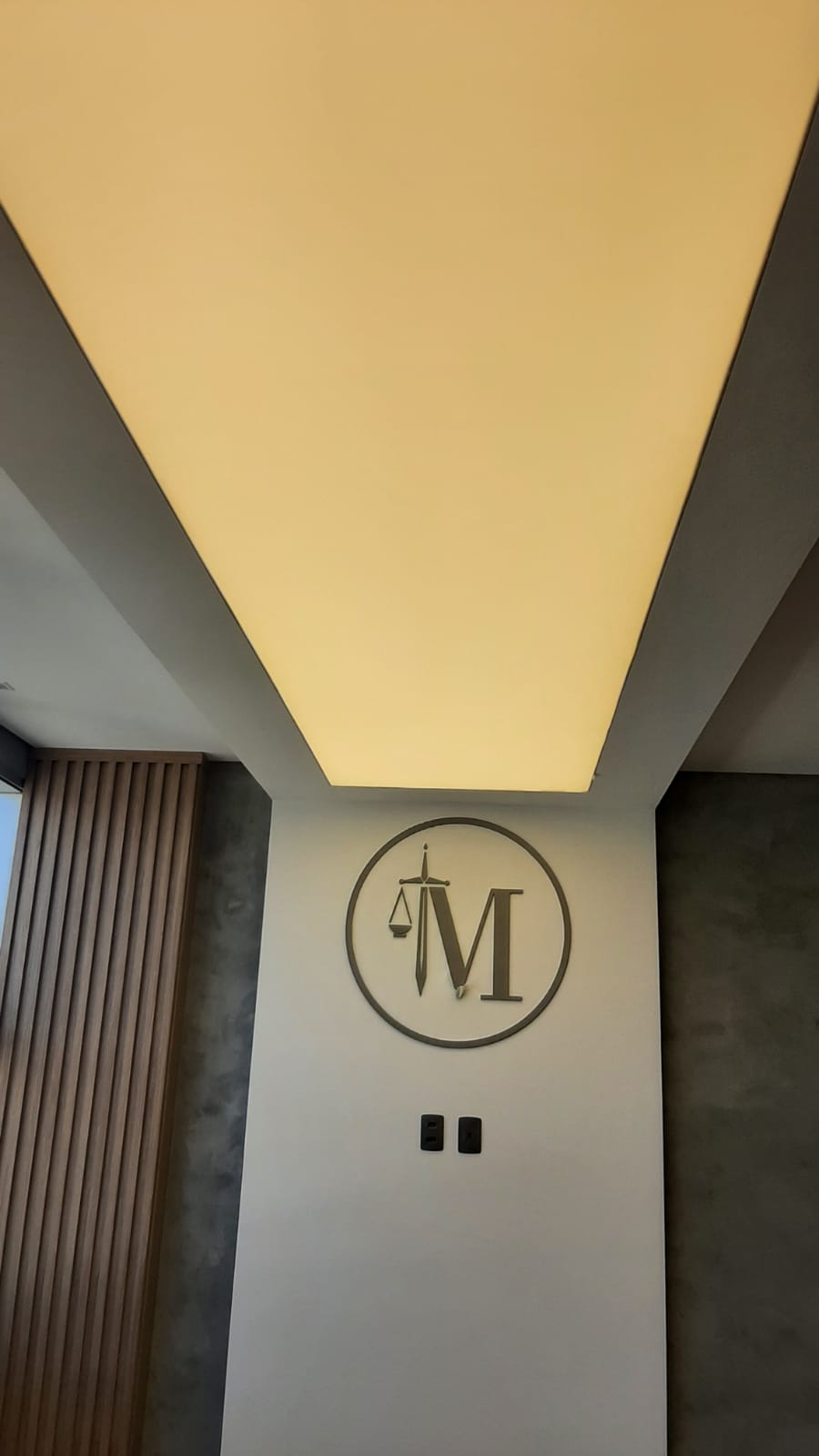Escritório de advocacia com tela tensionada iluminada instalada pela Moretti