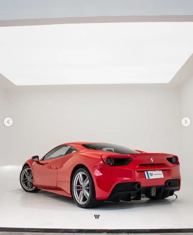 Showroom automotivo com tela tensionada iluminada