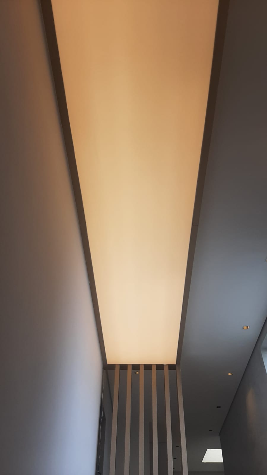 Hall com tela tensionada iluminada